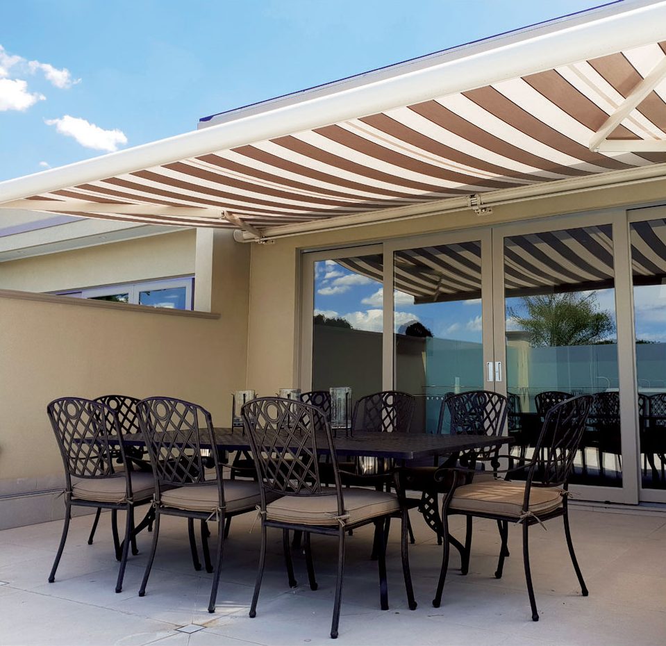 Jaka jest różnica między markizą kasetową otwartą a zamkniętą?