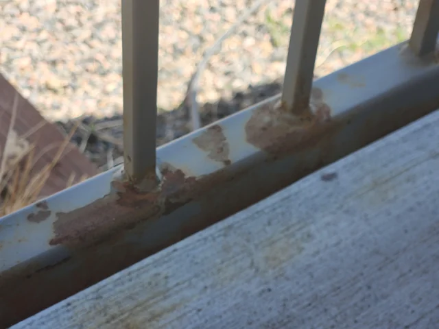 Jak usunąć rdzę z metalowej balustrady?