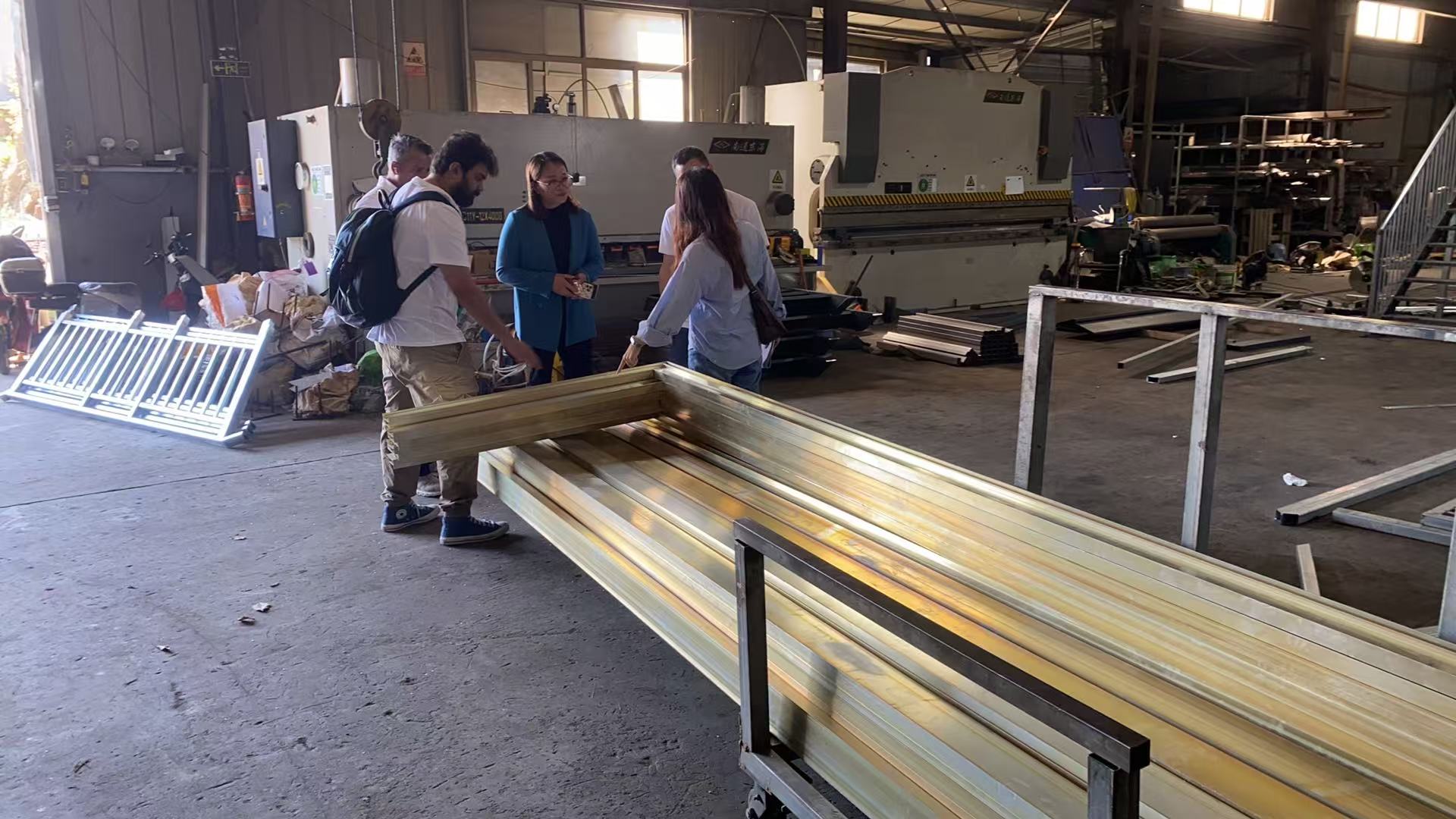 Klient z Dubaju sprawdza rozwiązania w zakresie balustrad ze stali nierdzewnej w Vionta Metal