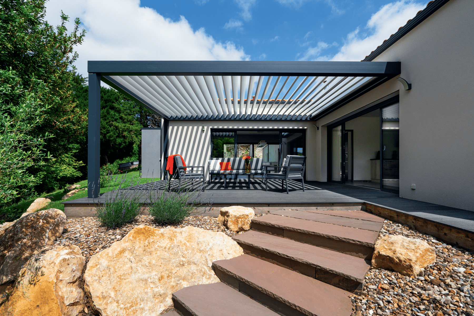 Co jest lepsze, pergola drewniana czy aluminiowa?