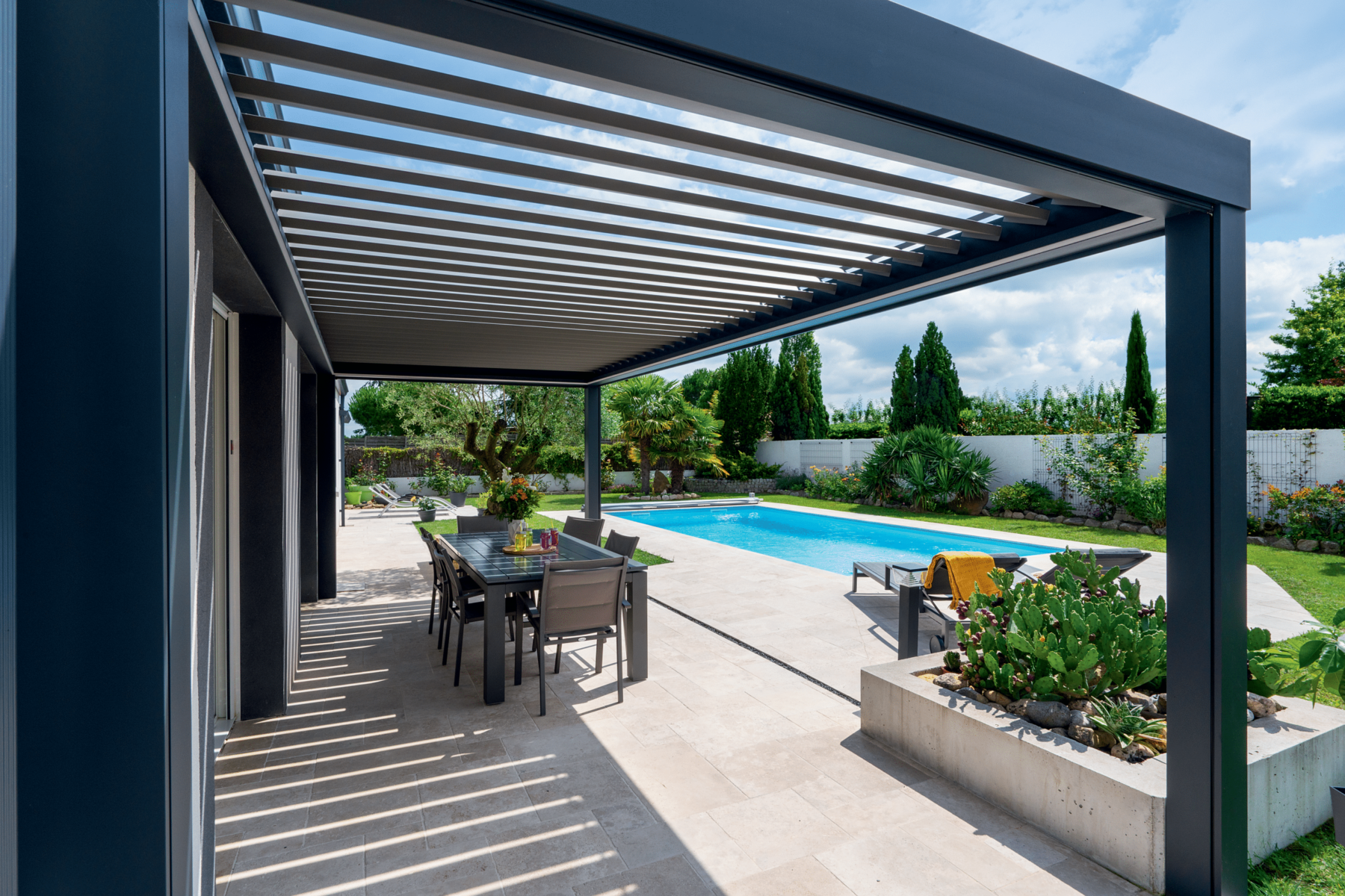 Jak wodoszczelna jest aluminiowa pergola z żaluzjami podczas ulewnego deszczu i jak należy sprawdzić jej zdolność odprowadzania wody?